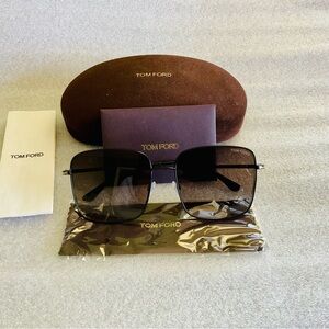 BRAND NEW Tom Ford Black Aviator Sunglasses Gradient Lenses